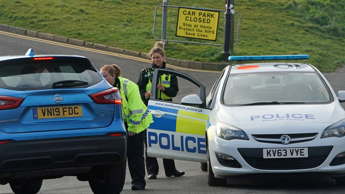 Britský pár vyrazil bez dokladů na výlet přes celou zemi, policie mu zabavila auto